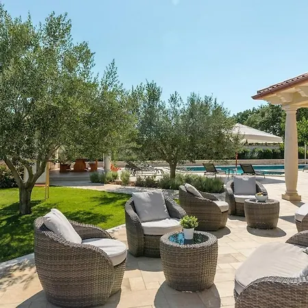 Exclusive Milanni Mit Riesigem Pool Und Jacuzzi Srbinjak